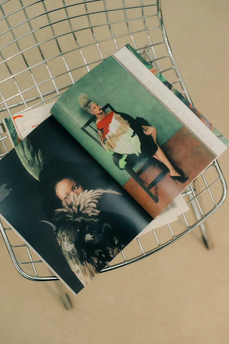 Magazines posés sur une chaise en métal filaire.