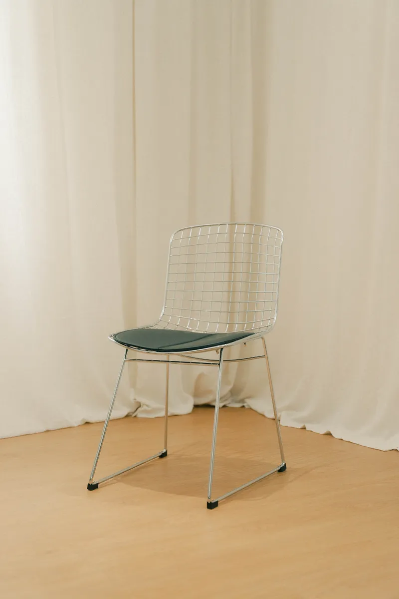 Chaise en maille métalique inspiration Bertoia.